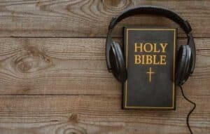 ¡Escuchar la Biblia nunca ha sido tan fácil! Aprenda la Biblia en cualquier lugar. y acercarnos a Dios